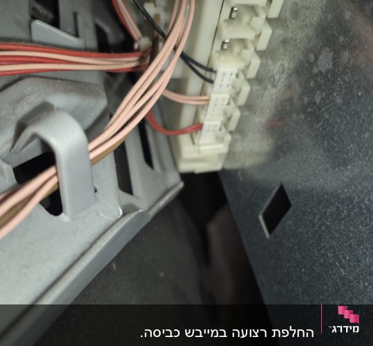 חוטים צבעוניים מחוברים למחבר פלסטיק לבן